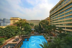 una vista aérea de un hotel con piscina en Dong Fang Hotel Guangzhou, en Guangzhou