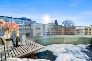 un patio con nieve y una mesa en el balcón en Top floor with balcony - Super central - 5 pax, en Oslo