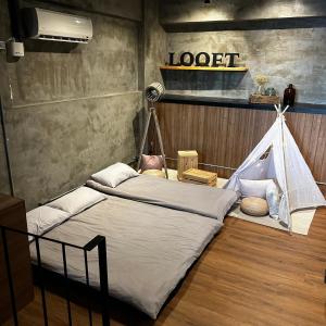恆春的住宿－洛夫特Looft包棟民宿，一间卧室配有一张带蚊帐的床