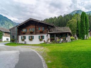 une maison sur le côté d'une route dans l'établissement Quaint farmhouse in Bramberg am Wildkogel, à Neukirchen am Großvenediger