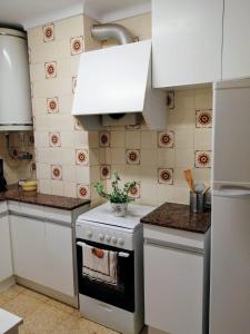 Kuchyňa alebo kuchynka v ubytovaní Apartamento con terraza en la playa de La Fosca + 18 fotografií