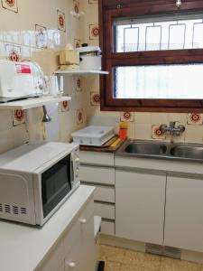 Kuchyňa alebo kuchynka v ubytovaní Apartamento con terraza en la playa de La Fosca