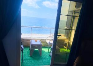 um quarto com vista para o oceano a partir de uma varanda em Furnished apartment, great view, directly on the sea em Alexandria