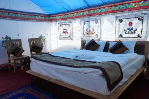 a bedroom with a large bed in a tent at Martsemik Camping & Resort Shachukul in Tangtse