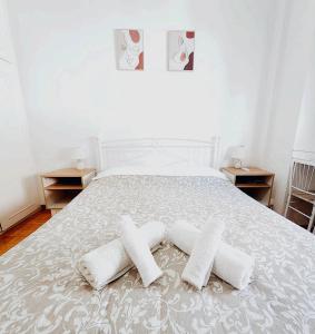 um quarto com uma cama com duas almofadas em Athens center cozy apartment near acropolis em Atenas