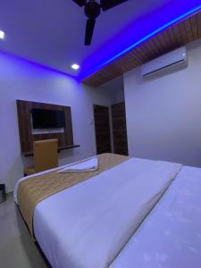 Postel nebo postele na pokoji v ubytování Hotel Blue Wellington - Near Mumbai Airport
