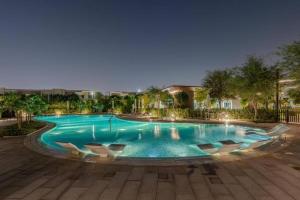 uma grande piscina à noite em Cosy Luxury villa Tilal Alghaf no Dubai