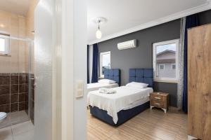 une chambre avec un lit et une salle de bain avec douche dans l'établissement Villa Magnolia, à Dalyan 36 autres photos