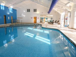 una piscina con acqua blu in un edificio di 57 Brynteg a Caernarfon