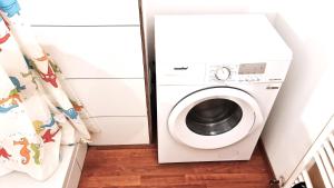 a washer and dryer in a small room at Zentral, ruhig ggü. Uni (ENC), 5min zum Bahnhof und zur Autobahn in Siegen