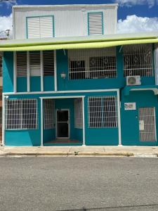 un edificio azul al lado de una calle en Newly remodeled 2nd Floor Unit, 5 BR, en Mayagüez