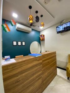 TV a/nebo společenská místnost v ubytování Hotel Blue Wellington - Near Mumbai Airport