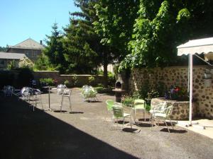 a group of chairs and tables in a yard at AUX GLOBE-TROTTERS in Murat