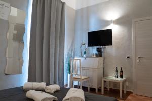 阿格里真托VILLA PIRANDELLO的一间卧室配有一张床、电视和椅子