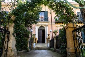 an entrance to a house with a black door at VILLA PIRANDELLO in Agrigento