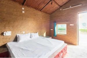 Кровать или кровати в номере POP HOME 80475G Rupani Dhani Adventure