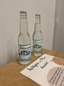 dos botellas de agua sentadas en una mesa en Mini house, en Solec-Zdrój