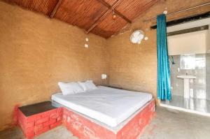 Кровать или кровати в номере POP HOME 80475G Rupani Dhani Adventure