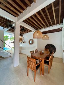 ein Esszimmer mit einem Holztisch und Stühlen in der Unterkunft Villa Cabala Bali in Canggu