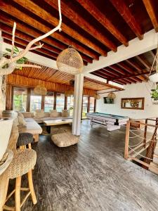 ein Wohnzimmer mit einer Tischtennisplatte und einem Billardtisch in der Unterkunft Villa Cabala Bali in Canggu