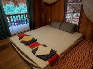Tempat tidur dalam kamar di Le Pont Mu Waterfall Homestay