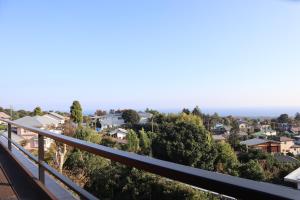 een uitzicht vanaf het balkon van een huis bij ISOLA Izukogen in Ito