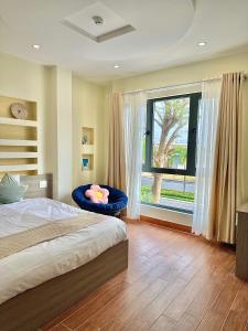 1 dormitorio con cama y ventana grande en Khách sạn Sinh Hiền en Liên Trì (4)