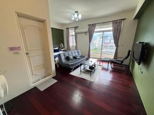 TV a/nebo společenská místnost v ubytování 伊家民宿Yi home 志航路一段398號 + 25 fotografií