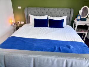 Postel nebo postele na pokoji v ubytování 伊家民宿Yi home 志航路一段398號