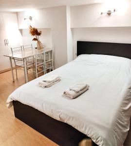 - une chambre avec un lit et 2 serviettes dans l'établissement Beautiful cozy apartment, à Athènes