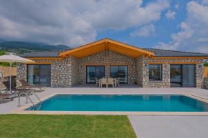 - une piscine en face d'une maison dans l'établissement Villa Tasila 2, 