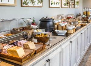 a buffet line with many different types of food at فندق البيت الصغير - Lapetite Maison Hotel in Baghdād