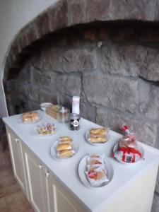 una mesa con platos de comida encima de una chimenea en casa vacanze San Lorenzo, en Viterbo