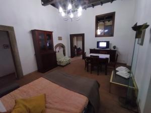 un soggiorno con letto e scrivania con computer di casa vacanze San Lorenzo a Viterbo