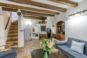 een woonkamer met een bank en een tafel bij Can Roca in Montiró