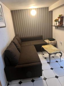 sala de estar con sofá y mesa en Appartement T3 avec accès jardin a 20 minutes de la Gare, en Juvisy-sur-Orge