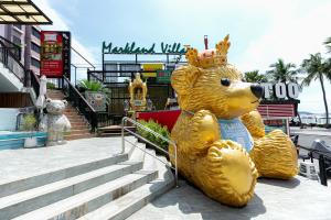 una estatua gigante de un oso con una corona en The Bedrooms Hostel Pattaya, en Pattaya central