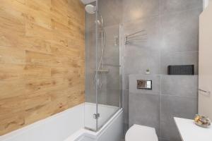 W łazience znajduje się prysznic, toaleta i umywalka. w obiekcie Ground Floor Apartment with Garden and FREE GARAGE in Sosnowiec by Renters w mieście Sosnowiec