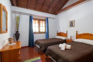een slaapkamer met twee bedden en een raam bij Casa Rural Las Nuevitas I in Hermigua