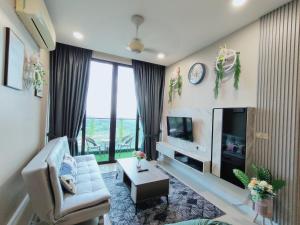 een woonkamer met een bank en een tv bij ZuncyT11, Medini,Legoland, Gelang Patah, Johor Bahru in Nusajaya
