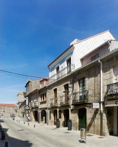 un antiguo edificio al lado de una calle en Hotel Real Cambados, en Cambados