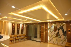 a lobby with a large mirror in the ceiling at Hotel Jatashankar Palace in Chhatarpur