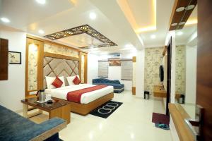um quarto de hotel com uma cama e um sofá em Hotel Jatashankar Palace em Chhatarpur