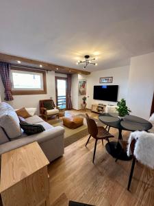 a living room with a couch and a table at Cozy bilocale apartment in Breuil-Cervinia