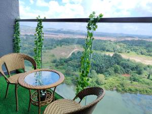 2 stoelen en een tafel op een balkon met uitzicht bij ZuncyT11, Medini,Legoland, Gelang Patah, Johor Bahru in Nusajaya