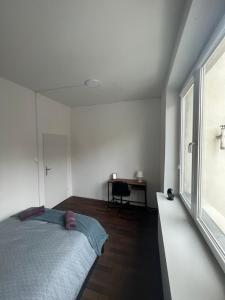 Tempat tidur dalam kamar di Wide and Bright room in Krakow
