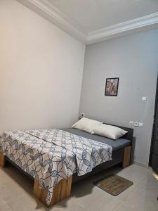 1 dormitorio pequeño con 1 cama en una habitación en Dreamhouse Bellavista, en Lomé