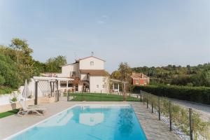 una casa con piscina y una casa en Civiconr3 en Sona