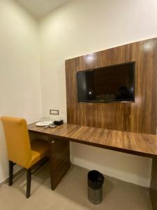 TV a/nebo společenská místnost v ubytování Hotel Blue Wellington - Near Mumbai Airport