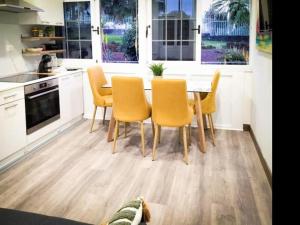 een keuken met een tafel en stoelen. bij El Drago Apartment Fiber ,A/C,Near Ocean in Costa Del Silencio